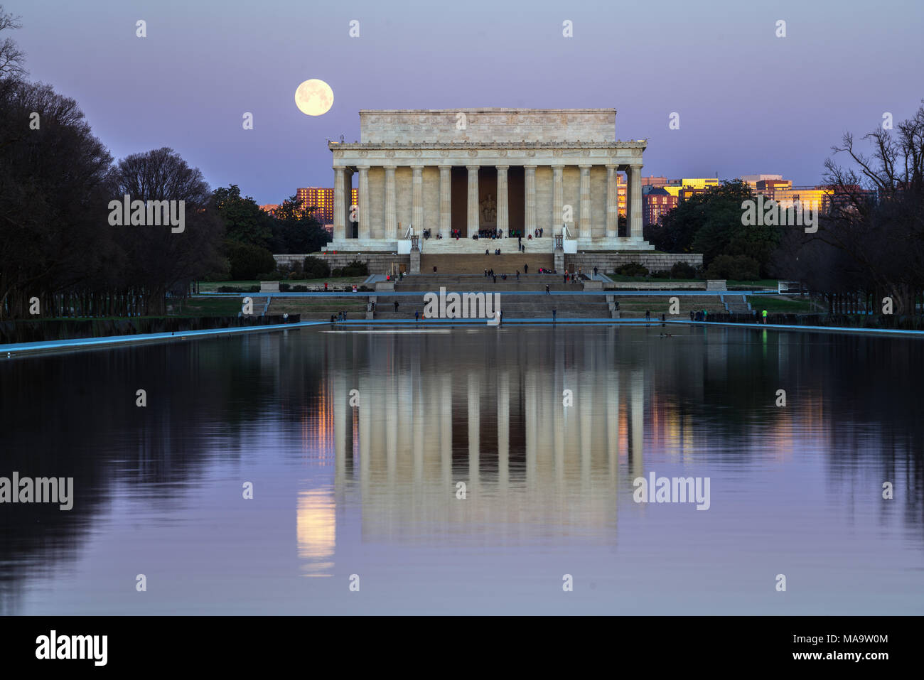 Washington DC, Stati Uniti d'America, 31 Mar 2018. Full Blue Moon impostazione accanto al Lincoln Memorial. Credito: Xavier Ascanio/Alamy Live NewsWashington DC, Stati Uniti d'America, 31 Mar 2018. Credito: Xavier Ascanio/Alamy Live News Foto Stock