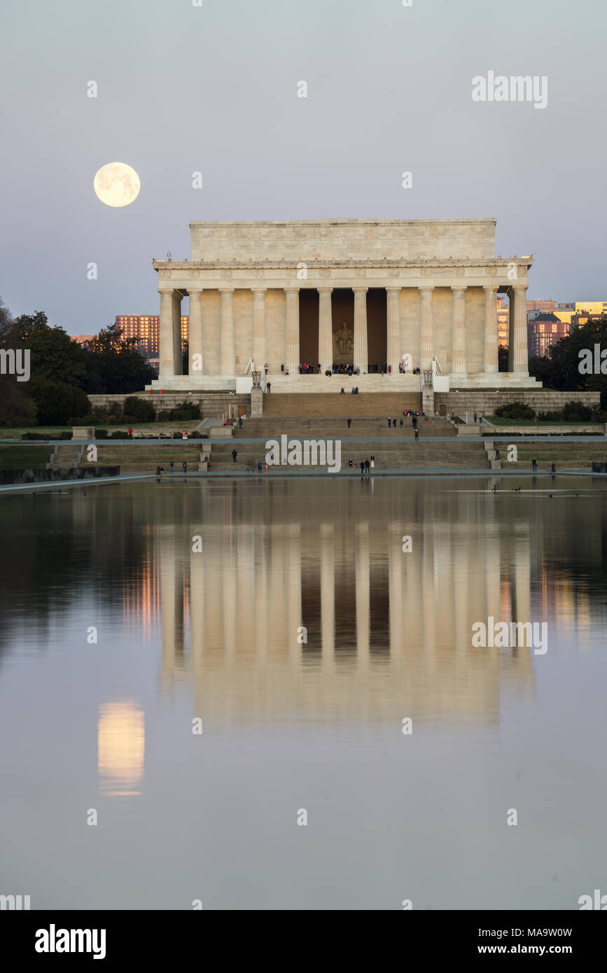 Washington DC, Stati Uniti d'America, 31 Mar 2018. Full Blue Moon impostazione accanto al Lincoln Memorial. Credito: Xavier Ascanio/Alamy Live NewsWashington DC, Stati Uniti d'America, 31 Mar 2018. Credito: Xavier Ascanio/Alamy Live News Foto Stock