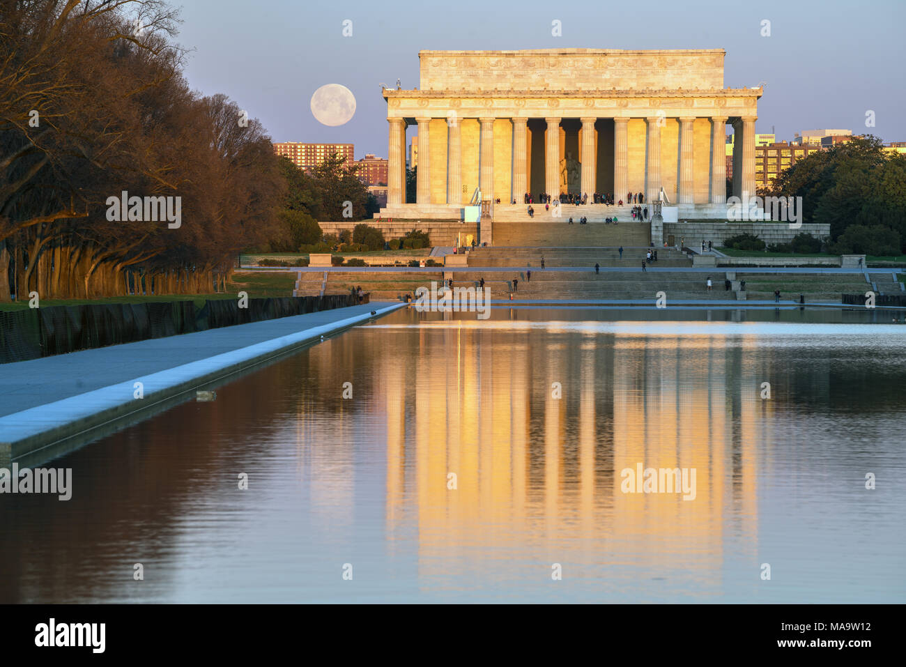 Washington DC, Stati Uniti d'America, 31 Mar 2018. Full Blue Moon impostazione accanto al Lincoln Memorial. Credito: Xavier Ascanio/Alamy Live NewsWashington DC, Stati Uniti d'America, 31 Mar 2018. Credito: Xavier Ascanio/Alamy Live News Foto Stock