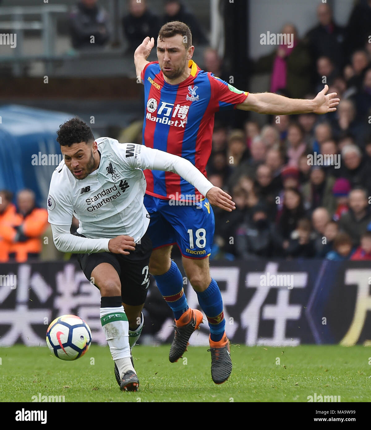 Londra, UK, 31 Mar 2018. Alex Oxlade-Chamberlain di Liverpool e James McArthur di palazzo visto durante il match di Premier League tra Crystal Palace e il Liverpool a Selhurst Park il 31 marzo 2018 a Londra, Inghilterra. (Foto di Zed Jameson/phcimages.com) Foto Stock