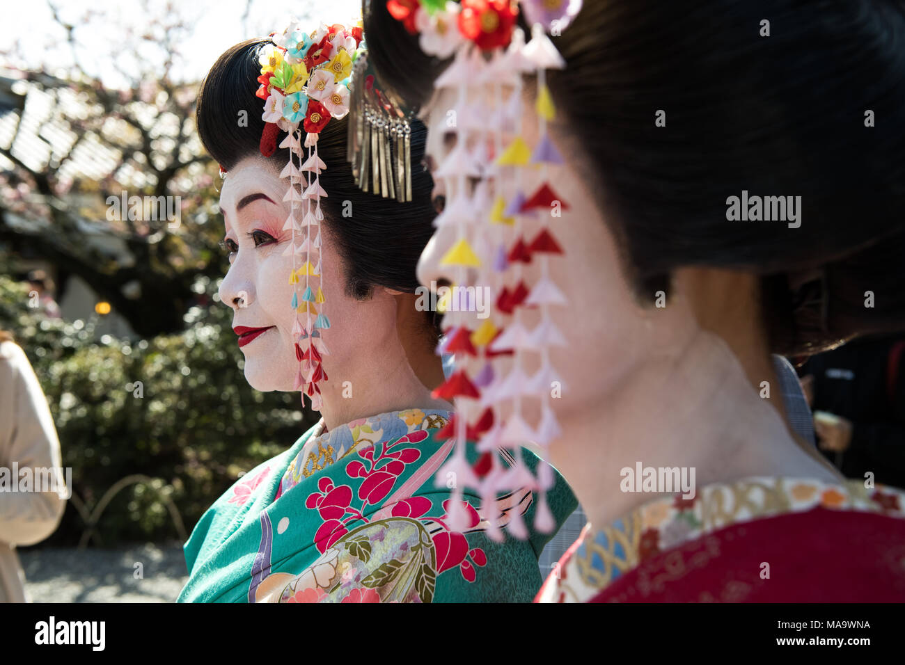 Kyoto, Giappone, 31 Mar 2018. Una donna indossa abbigliamento tradizionale giapponese di prendere una fotografia durante la stagione primaverile, Kiyomizu dera, prefettura di Kyoto, Giappone il 30 marzo 2018. (Foto: Richard Atrero de Guzman/AFLO) Foto Stock