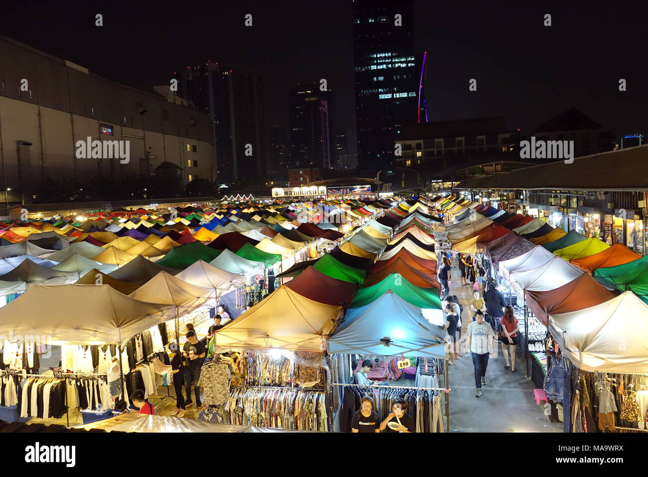 24 febbraio 2018, Thailandia, Bangkok: le tende colorate della asta mercato Fai brillare la notte. Il mercato offre una combinazione di cucina Thai e cucina di strada abbigliamento e bar, il che lo rende molto popolare di destinazioni per le giovani tailandesi. Asta mercato Fai significa tradotto il mercato del treno, anche se oggi non si riesce a trovare qualsiasi dei treni. Il nome ci siamo stati dal momento in cui il mercato è stato direttamente accanto alla stazione a di Chatuchak. Questo mercato è stato sciolto a causa dei lavori di costruzione. Dal 2013 questo nuovo mercato è emerso, l'asta Fai Ratchada di mercato accanto a Ratchadaphisek Road. Foto: Alexandra Schuler/dpa Foto Stock