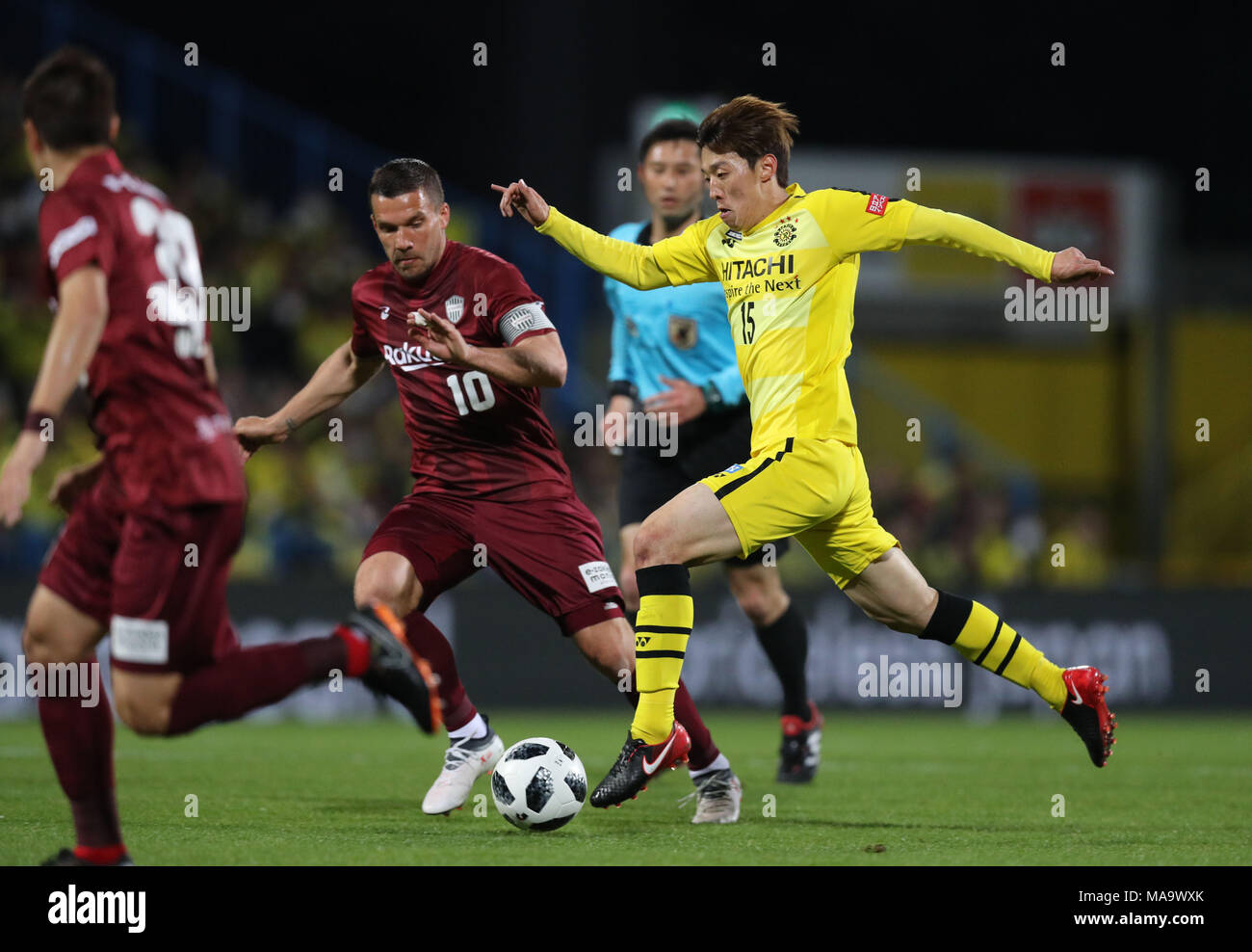 Kim Bo Kyung (Reysol), Lukas Podolski (Vissel), 30 marzo 2018 - Calcio : 2018 J1 League match tra Kashiwa Reysol 2-1 Vissel Kobe presso Hitachi Kashiwa Stadium di Chiba, Giappone. (Foto di AFLO) Foto Stock