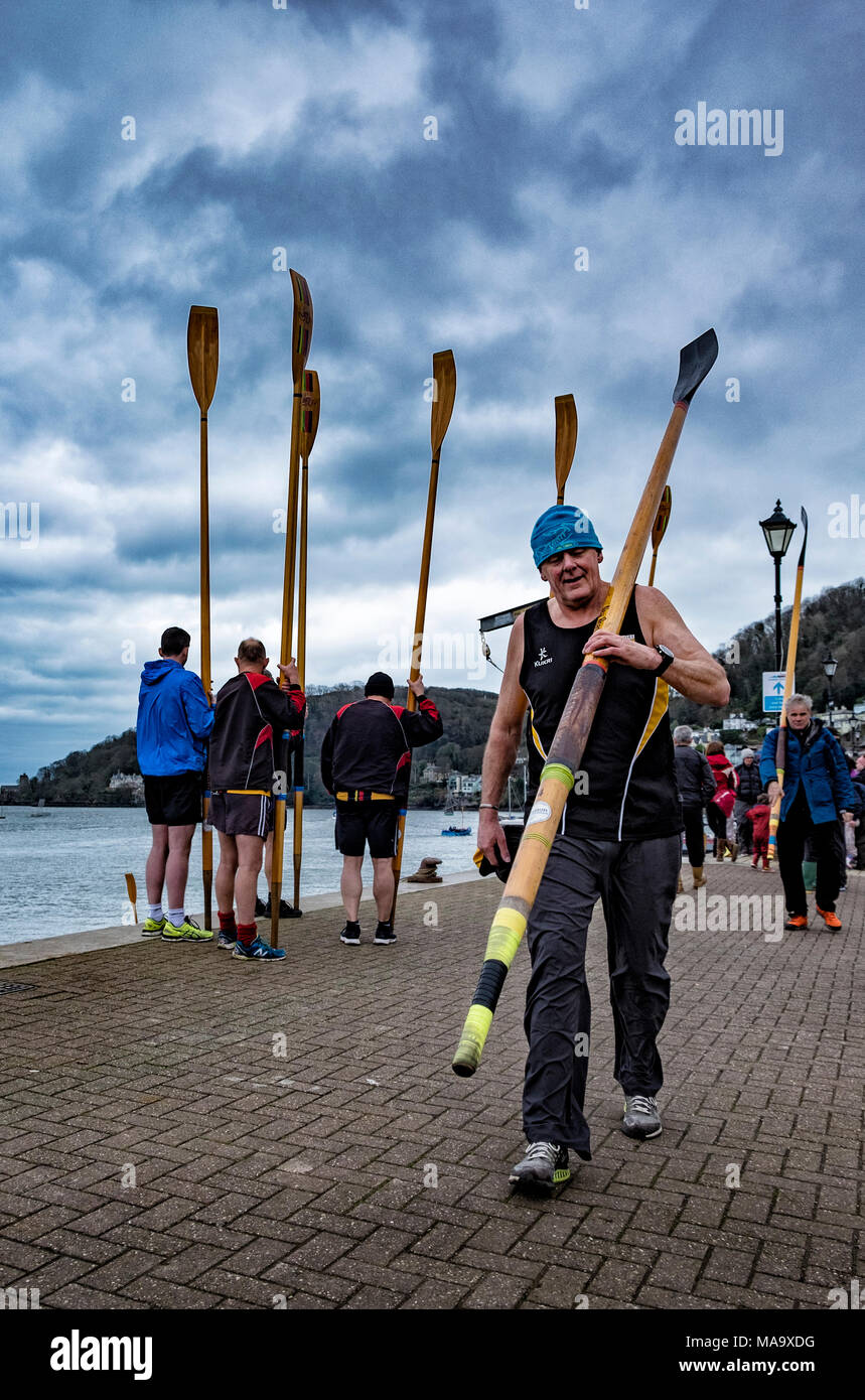 Dartmouth, Devon, 31 marzo 2018. I suoi concorrenti detengono loro remi in attesa di competere durante il Dart Club Gig regata a Dartmouth. Un pilota della Cornovaglia gig è di sei-remava barca a remi che era tradizionalmente utilizzato per assumere marinai provenienti da imbarcazioni ormeggiate a terra (c) Paolo Swinney/Alamy Live News Foto Stock