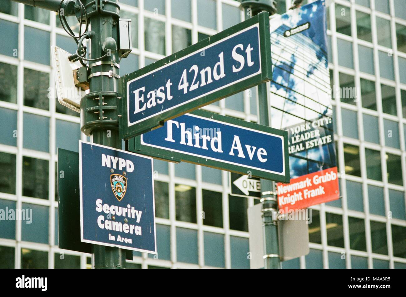 Cartello stradale per l'intersezione tra la 42nd Street e la terza Avenue a Manhattan, New York New York, con sorveglianza NYPD segno visibile anche, 15 settembre 2017. () Foto Stock