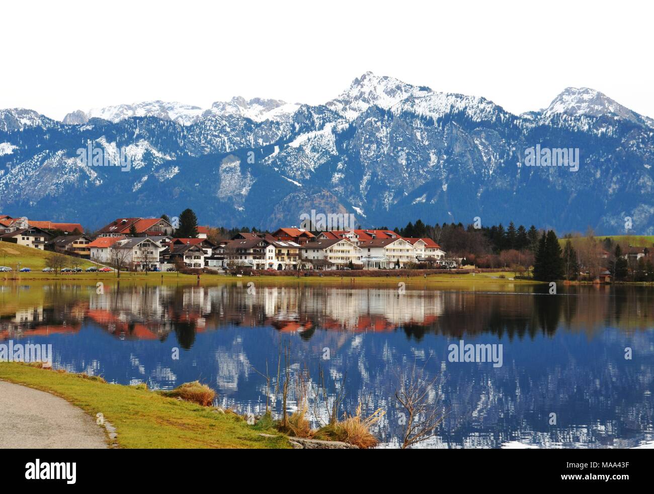 Vista del Hopfensee a Hopfen am See e sullo sfondo le Alpi, Germania, Füssen Foto Stock