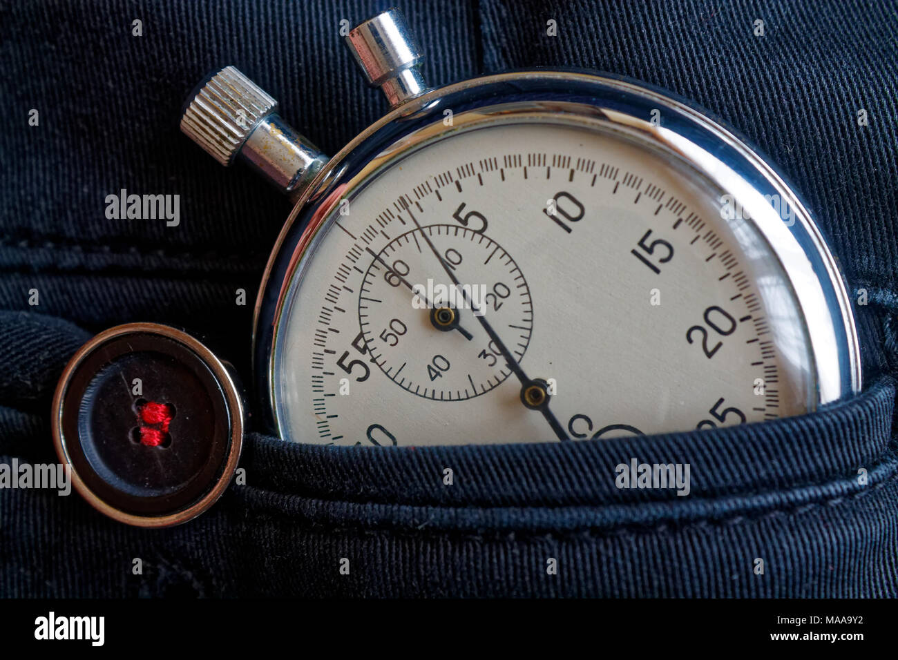 Antiquariato Vintage cronometro, in denim di nero con il pulsante pocket, valore misurare il tempo, vecchio orologio freccia minuto, secondo la precisione di registrazione del timer Foto Stock