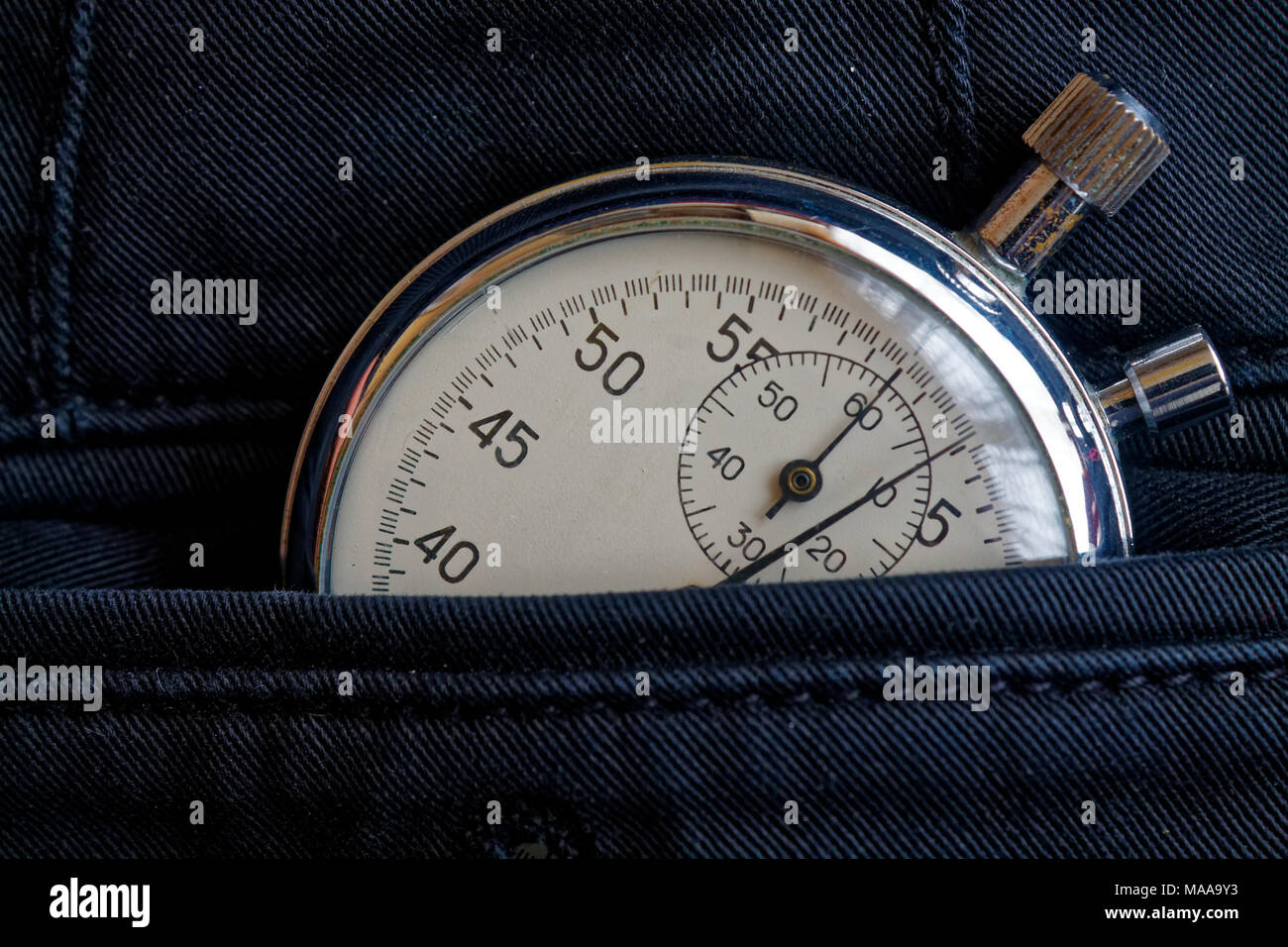 Antiquariato Vintage cronometro, nel nuovo tasca dei jeans, valore misurare il tempo, vecchio orologio freccia minuto, secondo la precisione di registrazione del timer Foto Stock