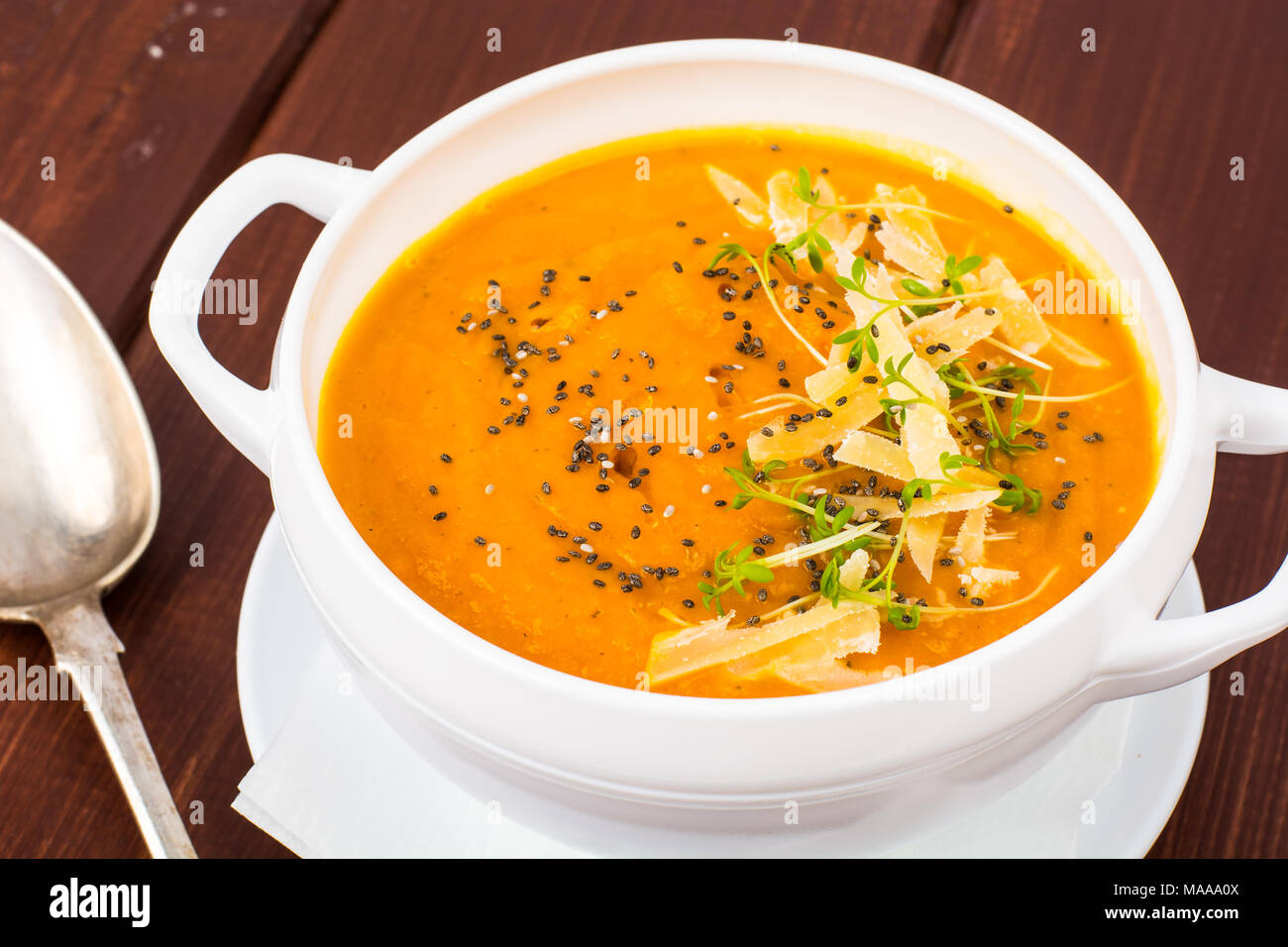 Carota zucca minestra in crema di parmigiano e germogli verdi di crescione. Foto Studio Foto Stock