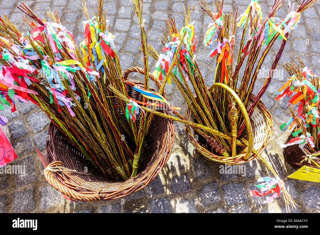 Pasqua in vimini a frusta per la vendita, street market, Repubblica Ceca Foto Stock