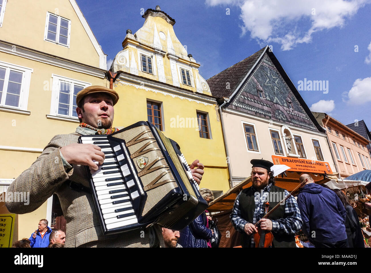 Fisarmonicista suona e canta vecchie canzoni bohemienne presso la fiera della musica folk, Ustek, Repubblica Ceca Foto Stock