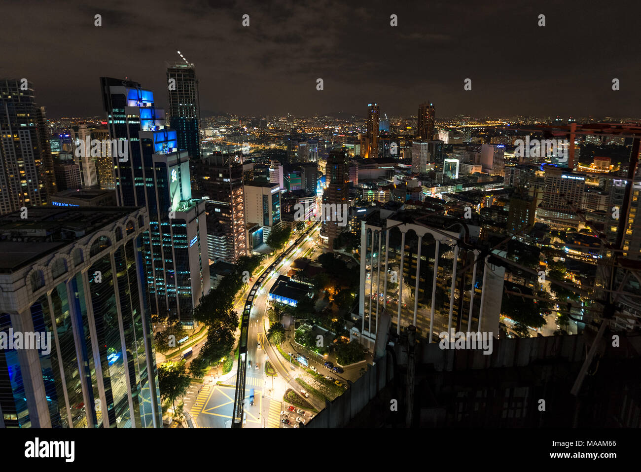 Notte tempo alto punto di vista vista dell'area di Bukit Bintang di Kuala Lumpur, Malesia. Foto Stock