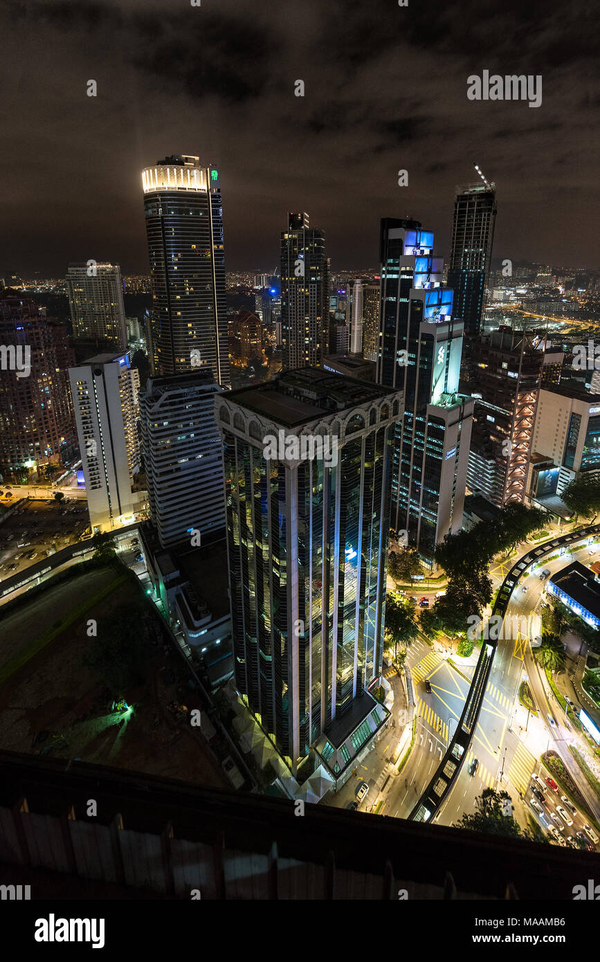 Notte tempo alto punto di vista vista dell'area di Bukit Bintang di Kuala Lumpur, Malesia. Foto Stock