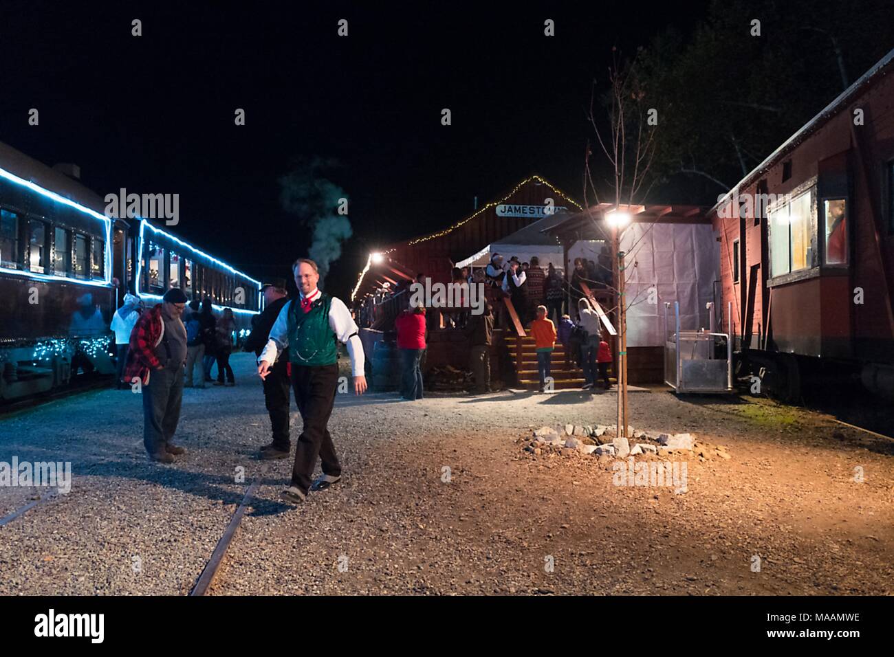 Gli ospiti e conduttori prepararsi a bordo di un cerimoniale di Polar Express train vicino a Natale a Jamestown deposito ferroviario in Jamestown, California, Dicembre 17, 2017. () Foto Stock