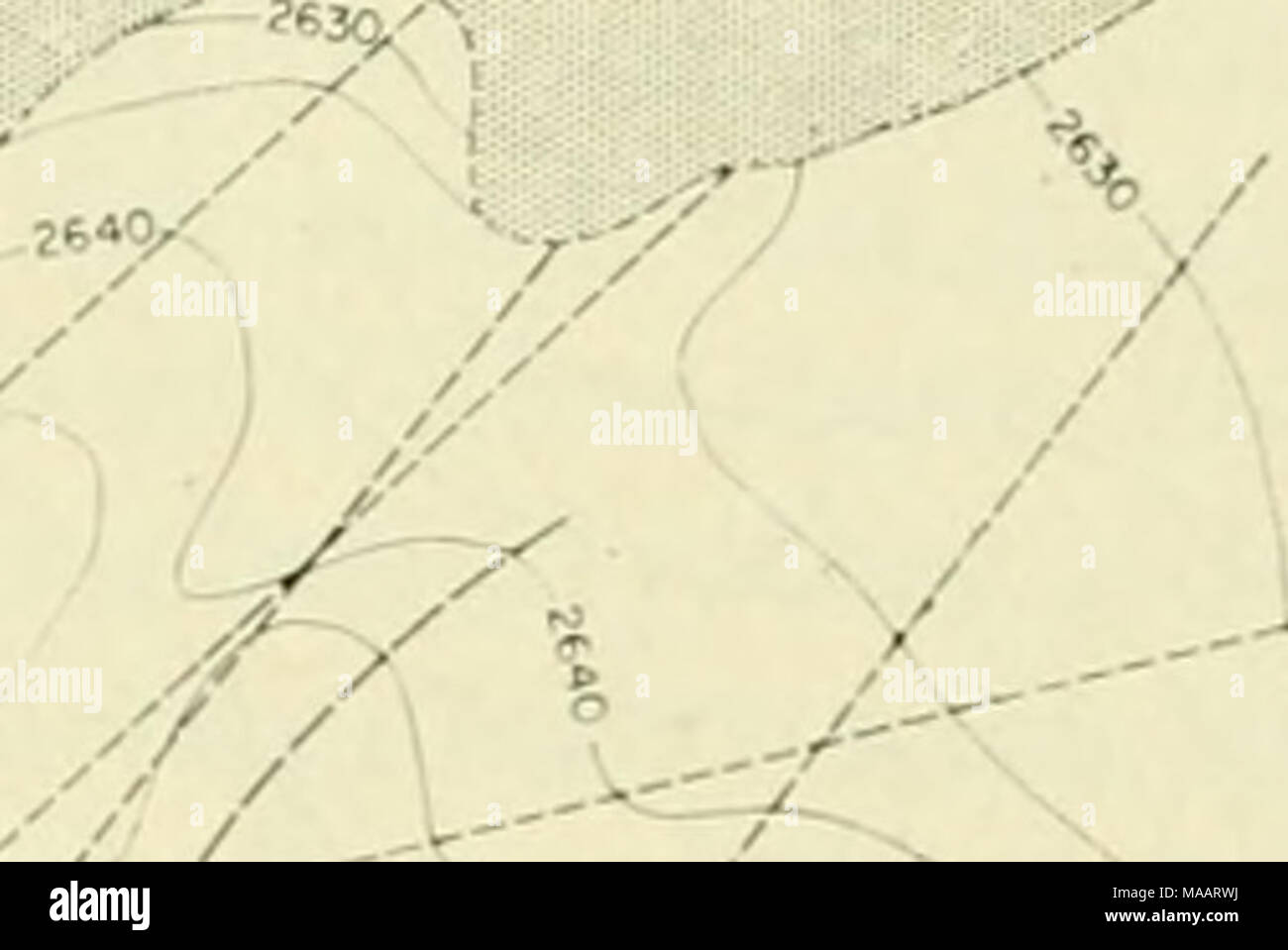 . La messa a terra sotto il mare : Storia . X ,-'-^' [' / / I3°00' 12, 30' I2°00' .n Southwest Biscoy abyssal plain ObOvf ?700 'm Ai*s -I :honr&GT;"ls - - - -. Linea di suono* H4ly areo&amp; CfB|&GT; 44", 30' 44 00 43°30' 11 30 11°00' di Fig. 25. Canali di alimentazione nella parte sud-occidentale del golfo di Guascogna Abyssal Plain. (Dopo Laughton, 1960.) (Figg. 25 e 26) convergono su un canale interplain che passa attraverso lo spazio. In luoghi di questi canali di alimentazione sono di forma scatolare, 2 o 3 mi largo e 10 o 20 fm profondo: in altri luoghi sono V- o di u. Essi si uniscono infine a formare un ampio a forma di V chan Foto Stock