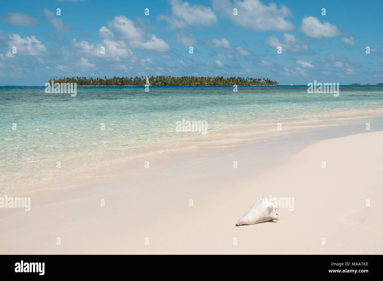 Spiaggia di sabbia bianca e acqua cristallina e il palm tree island e barca a vela Foto Stock