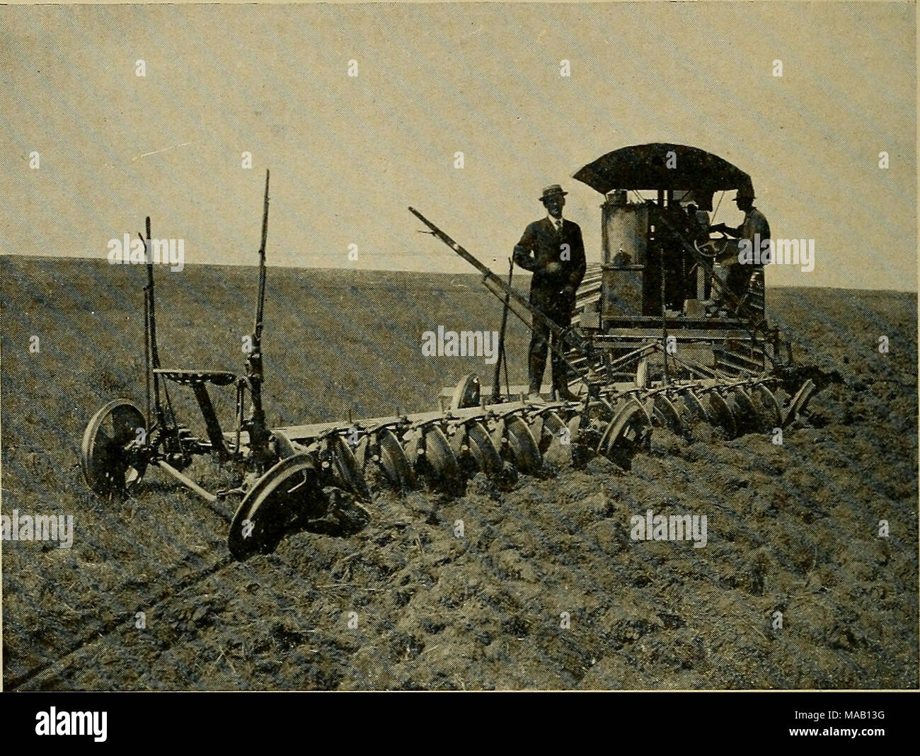. Dry-allevamento: i suoi principi e pratica . Un GASOLENE-trazione vestito di aratura a lavorare sul 3000 Acre Farm in Montana Foto Stock