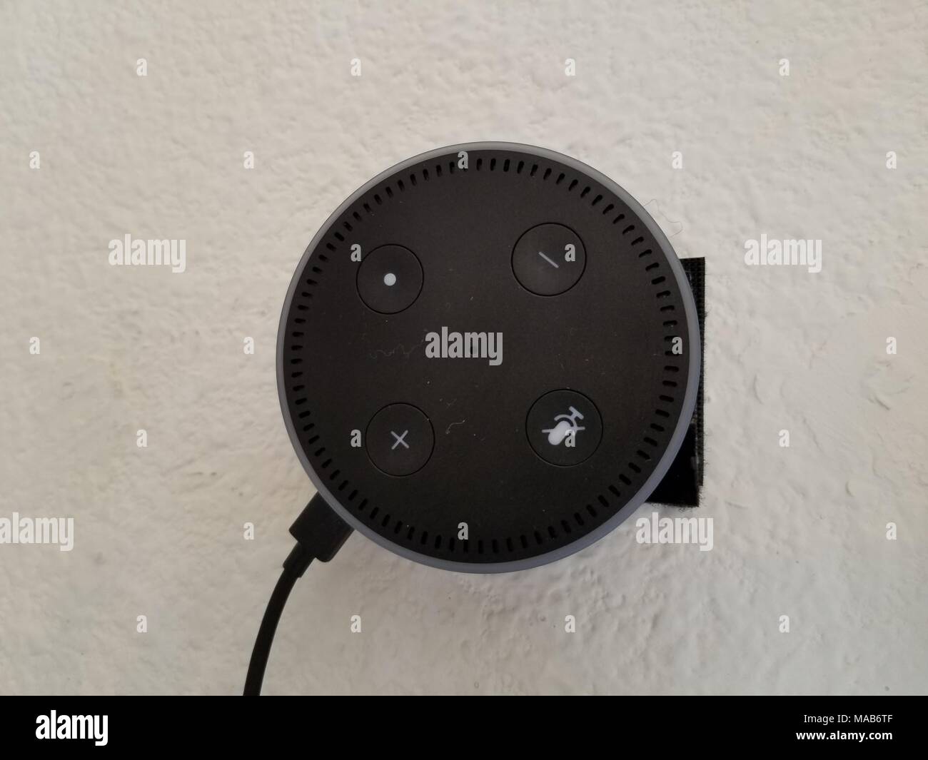Close-up di Amazon Eco Dot fissato ad una parete in stucco con il Velcro, un assistente vocale utilizzando il sistema di Alexa da Amazon.com, il 5 marzo 2018. () Foto Stock