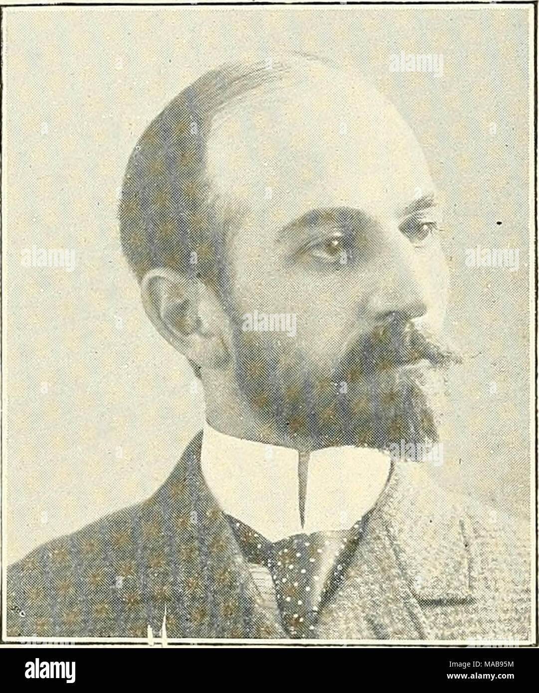 . Il club Guida di Greater Boston .. . T. LEE OUIMBY Segretario G. D. C. 1899-1914 (incluso) e sec- retary-tesoriere della Lega dei dilettanti club Guida tary, T. Lee OuimlD}^; direttori, George B. pollici, E. C. Swift, Harry Burnett, Charles Whittemore, John Shepard e B. F. Pulsante. Un'iniziazione tassa di $ 100 era uno dei mo- zioni passata alla riunione. Questo club svolta matinée gare nei mesi estivi fino alla chiusura del 1913. Somerville fu presto nel campo nel rilancio del matinee clubs, cattura la febbre attraverso la costruzione della Charles River Speedway, che era previsto Foto Stock