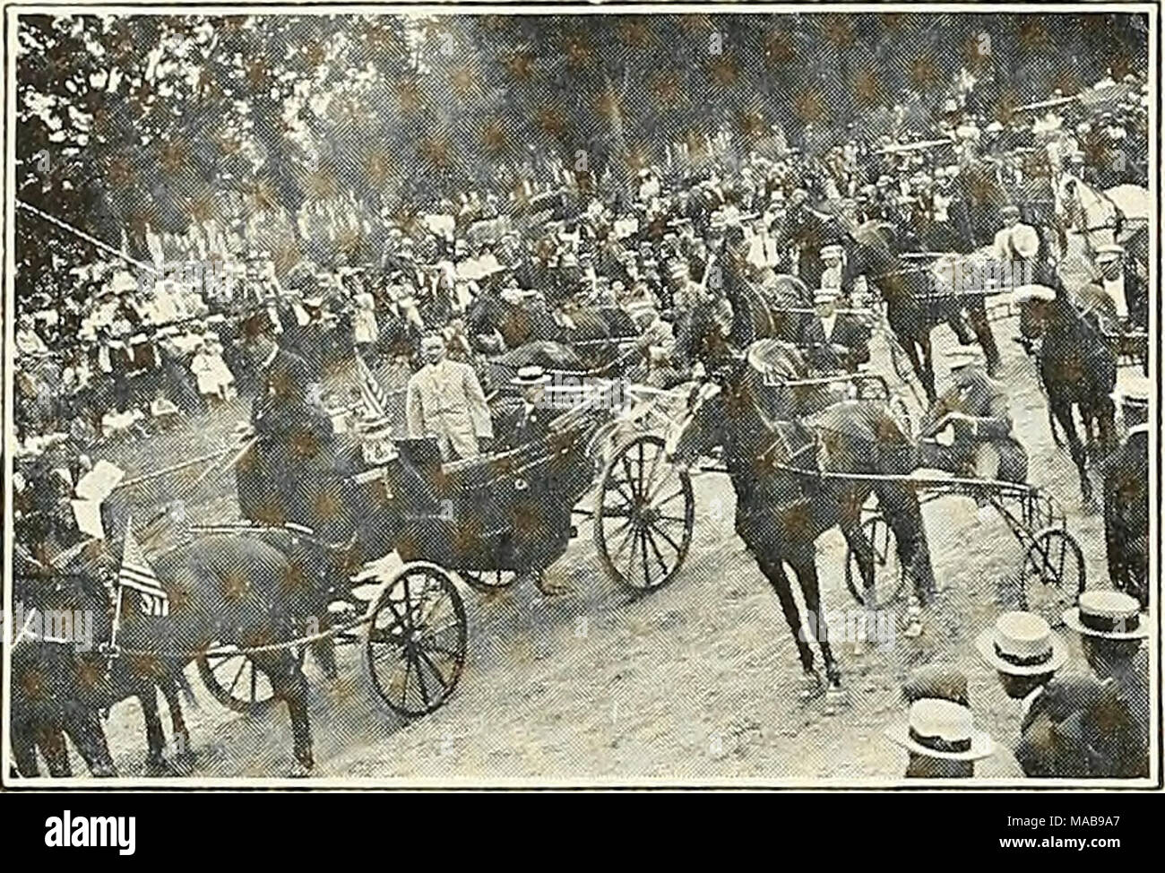 . Il club Guida di Greater Boston .. . Sindaco leader Fitzgerald Parade presso la dedizione del mezzo miglio di speedway su campo Franklin grand interclub serie di incontra tra do- chester, Fellsway, Lynn e Quannapowitt, ciascuno di questi club sono riuniti nelle gare, che erano state decise in combinazione Park, Medford, Rockdale Park, Peabody, la lettura- Wakefield via, e l'ultima sessione back- nuovamente in combinazione. Come risultato di questo grande concorso, la grande silver cup è stato vinto dalla guida di Dorchester Club, e posto con ogni onore in ufficio privato del club. Presidente Linnehan, summi Foto Stock