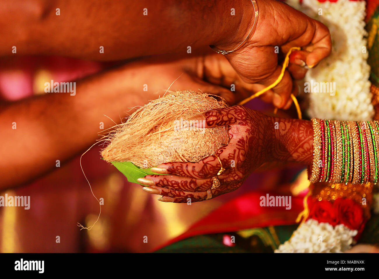 Primo piano lato sud indiana rituali di nozze, cerimonia Foto Stock