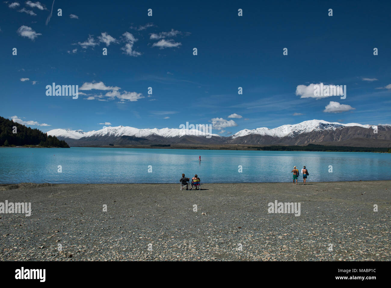 Godendo la vista Lago Tekapo, Nuova Zelanda Foto Stock