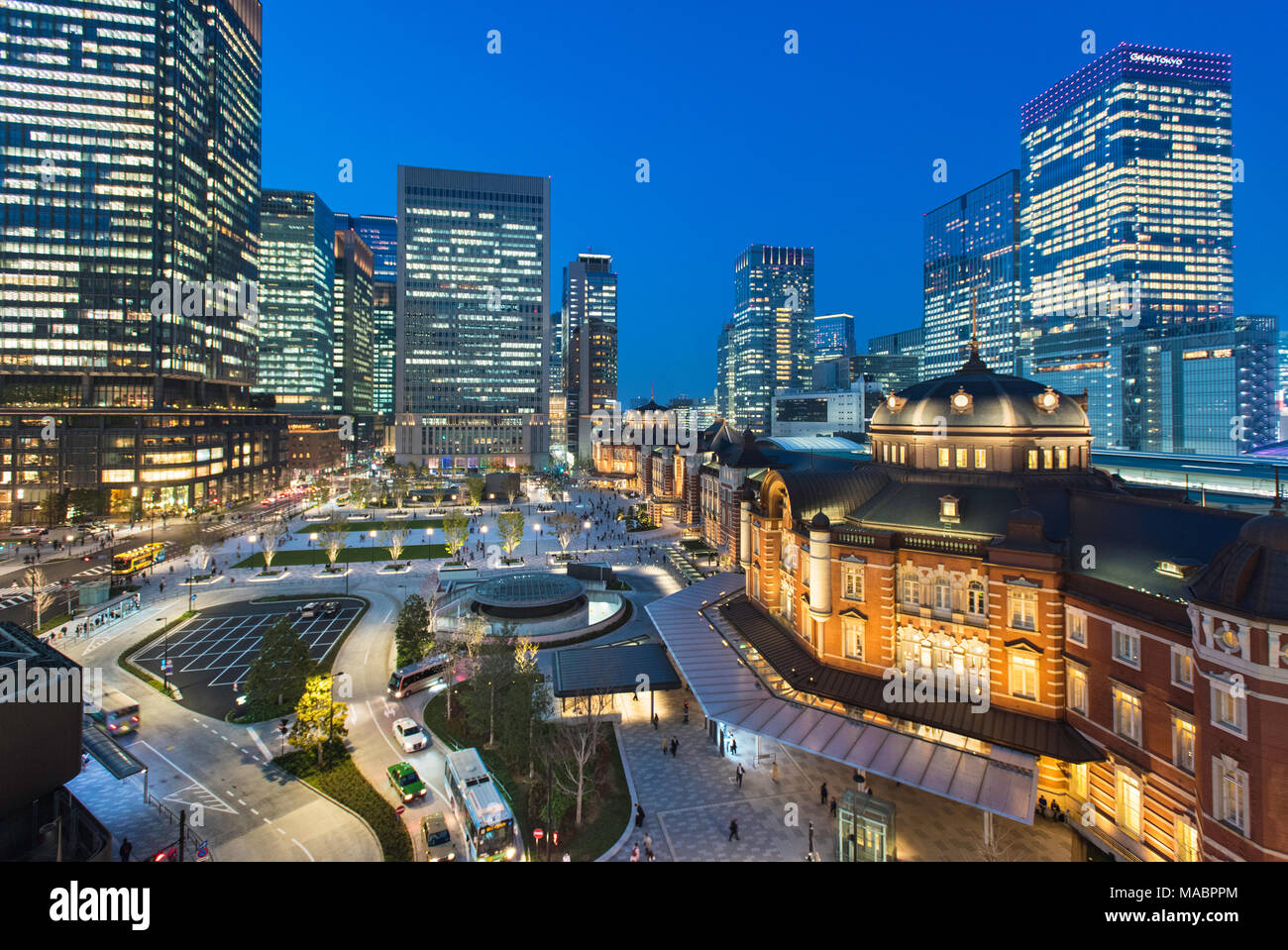 La nuova stazione di Tokyo sul lato Marunouchi la sera Foto Stock