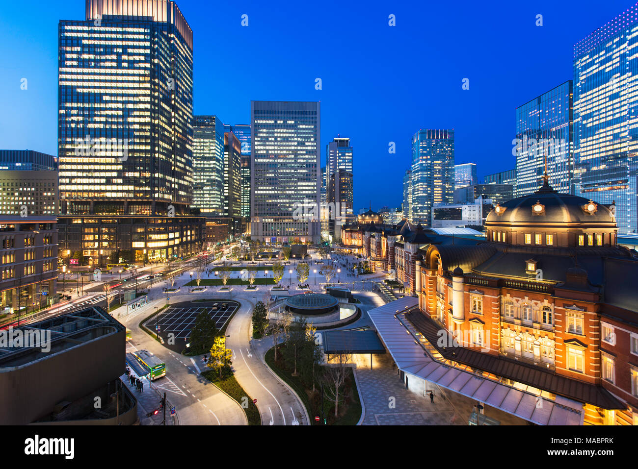 La nuova stazione di Tokyo sul lato Marunouchi la sera Foto Stock