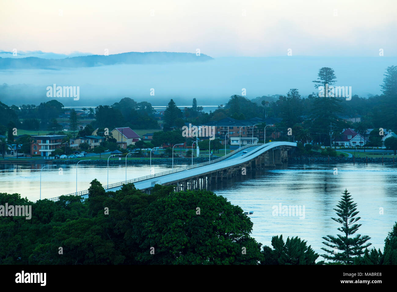 Completato nel 1959 questo è il Forster-Tuncurry ponte che si estende tra le due città con lo stesso nome. Forster-Tuncurry è su la costa del NSW. Foto Stock