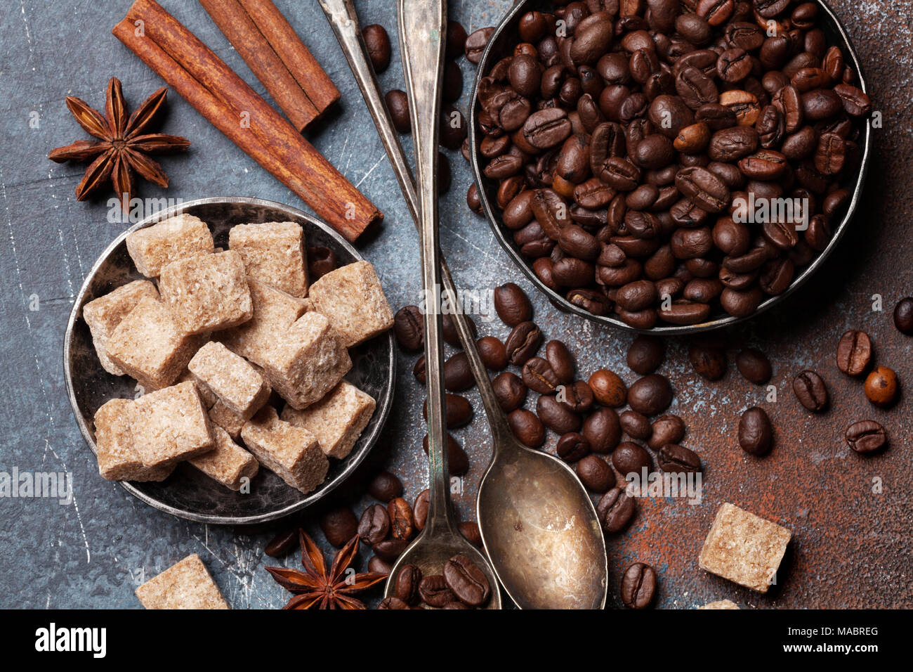 I chicchi di caffè e lo zucchero. Vista superiore Foto Stock