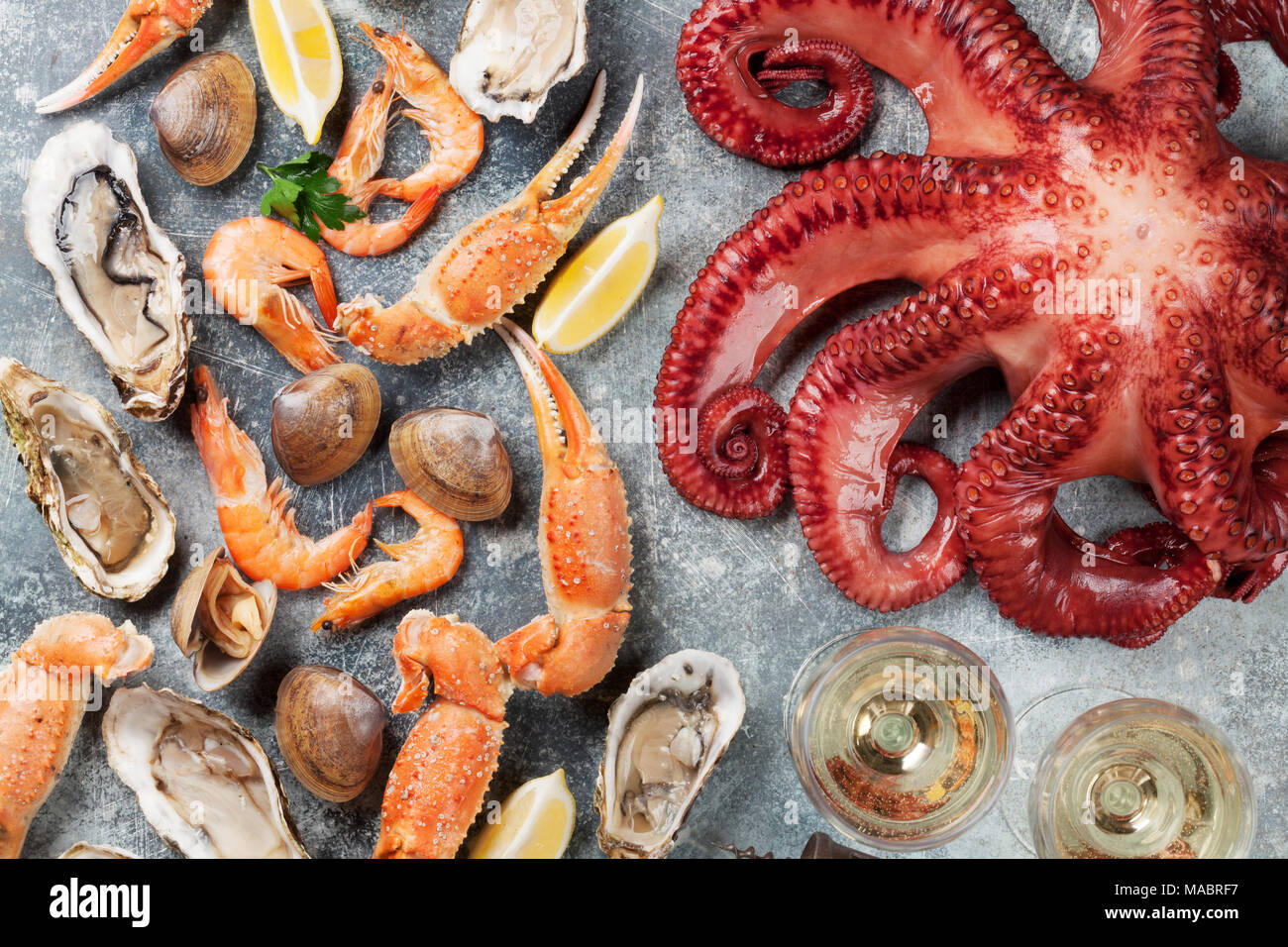 Frutti di mare. Il polpo, ostriche, aragosta, vongole e vino bianco. Vista dall'alto sul tavolo di pietra Foto Stock