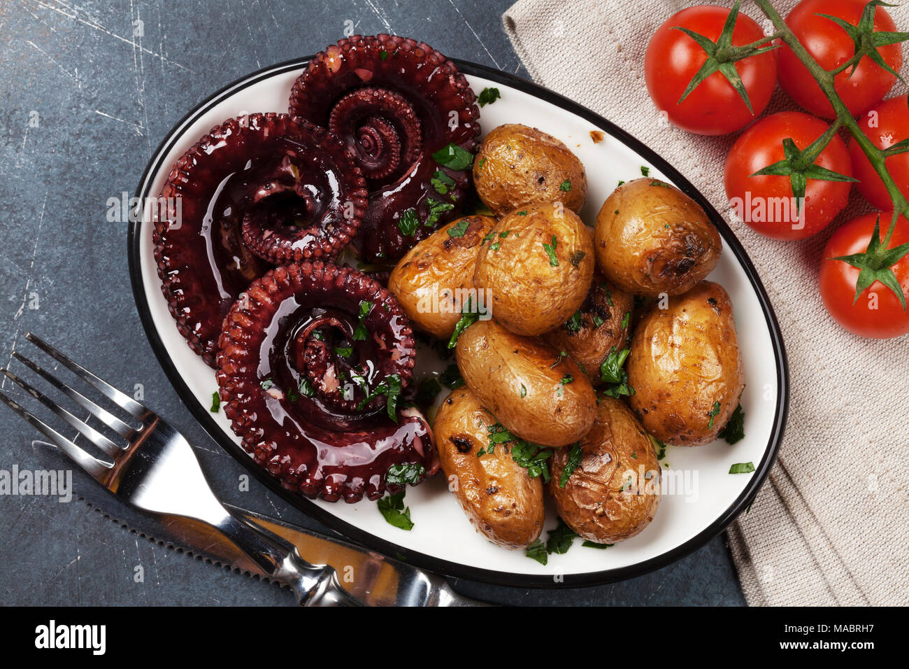 Polpo alla griglia con patate piccole con erbe e spezie. Vista superiore Foto Stock