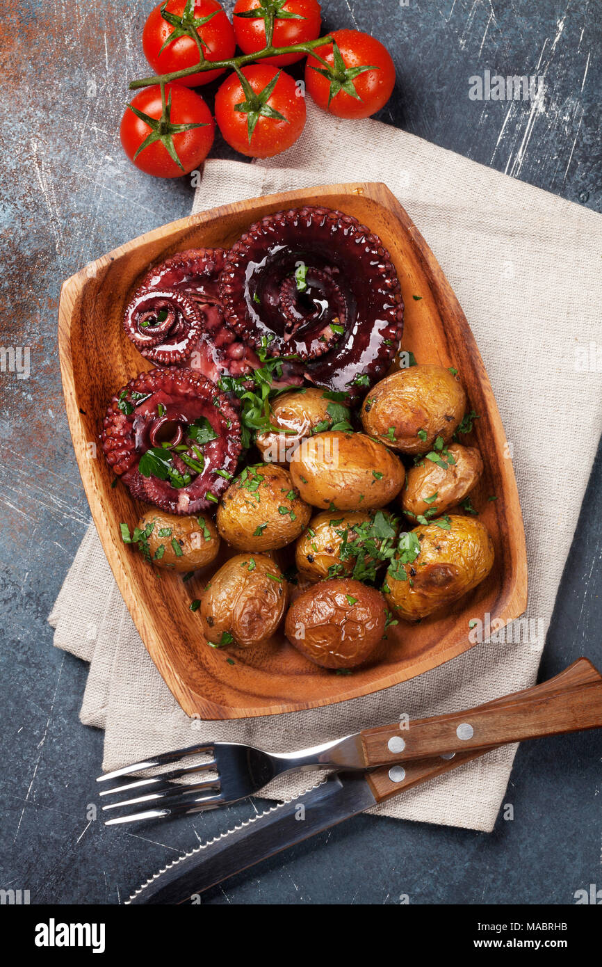 Polpo alla griglia con patate piccole con erbe e spezie. Vista superiore Foto Stock
