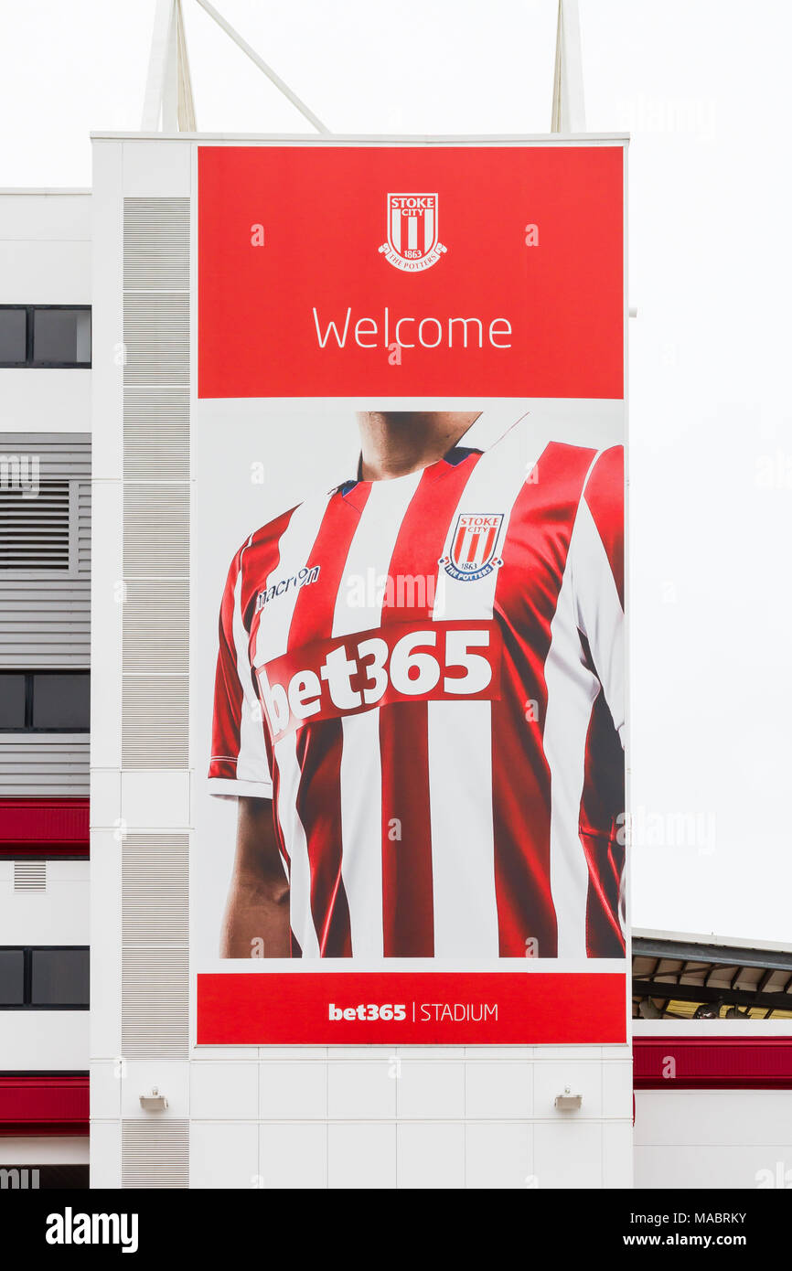 Un banner che adorna la scommessa 365 Stadium, casa di Stoke City Football Club in Stoke-On-Trent, Inghilterra. Foto Stock