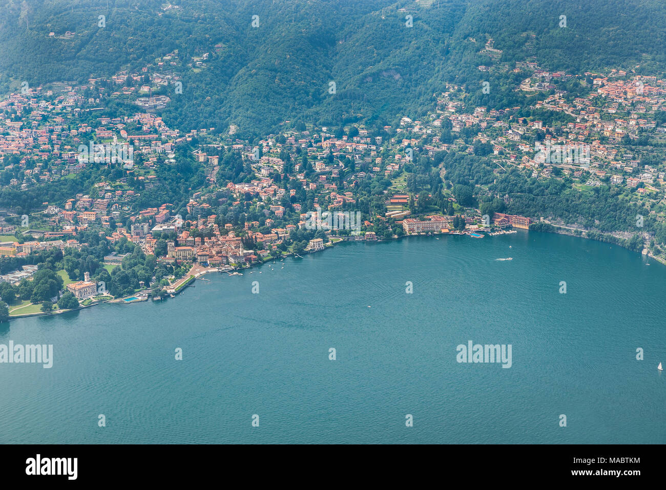 Il lago di Como e Cernobbio, Italia. Vista aerea della città di Cernobbio con il lungolago, il centro storico e la piazza principale (Piazza Risorgimento) Foto Stock