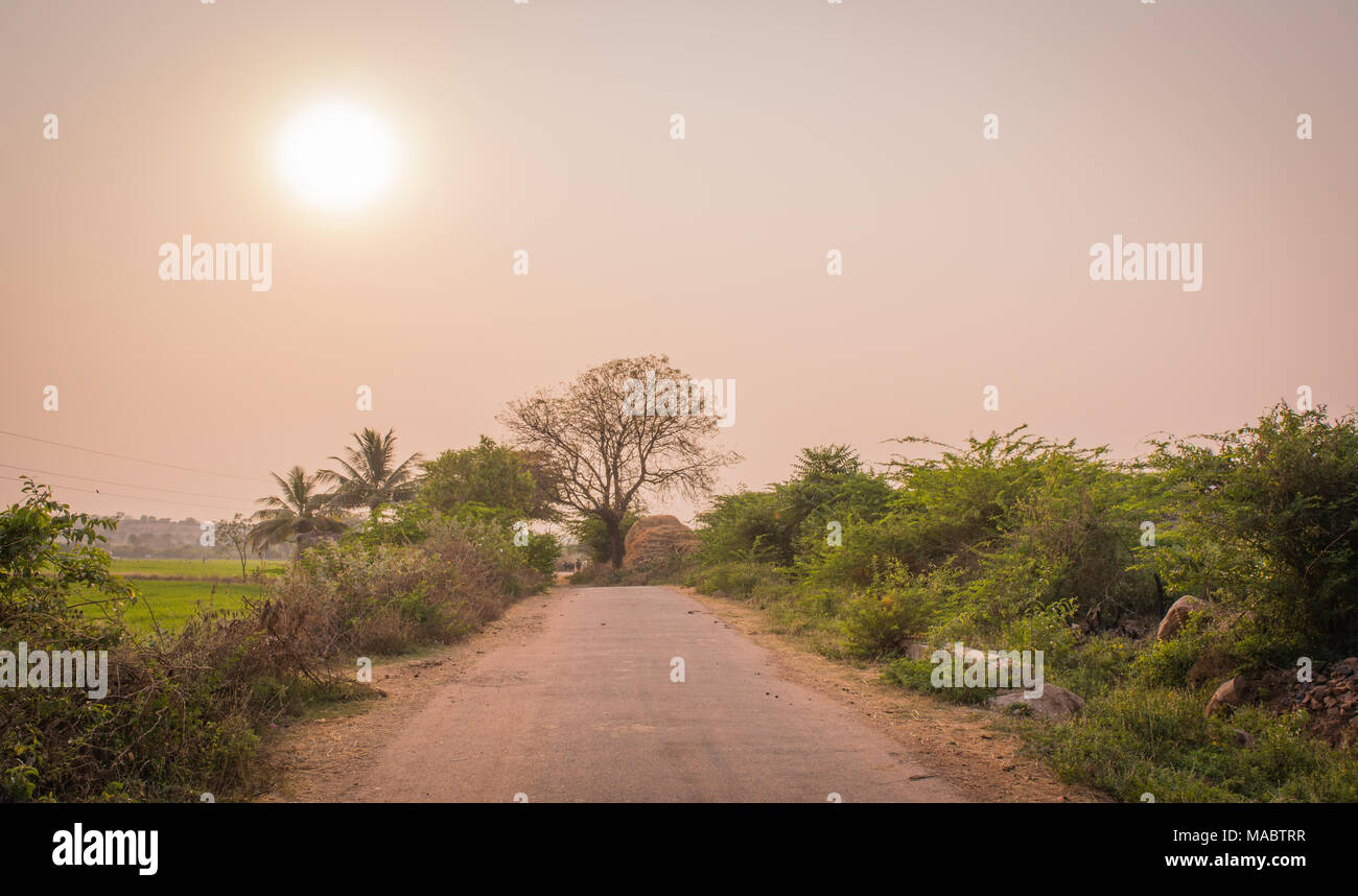 Sunet lungo la strada laterale del villaggio di India Foto Stock