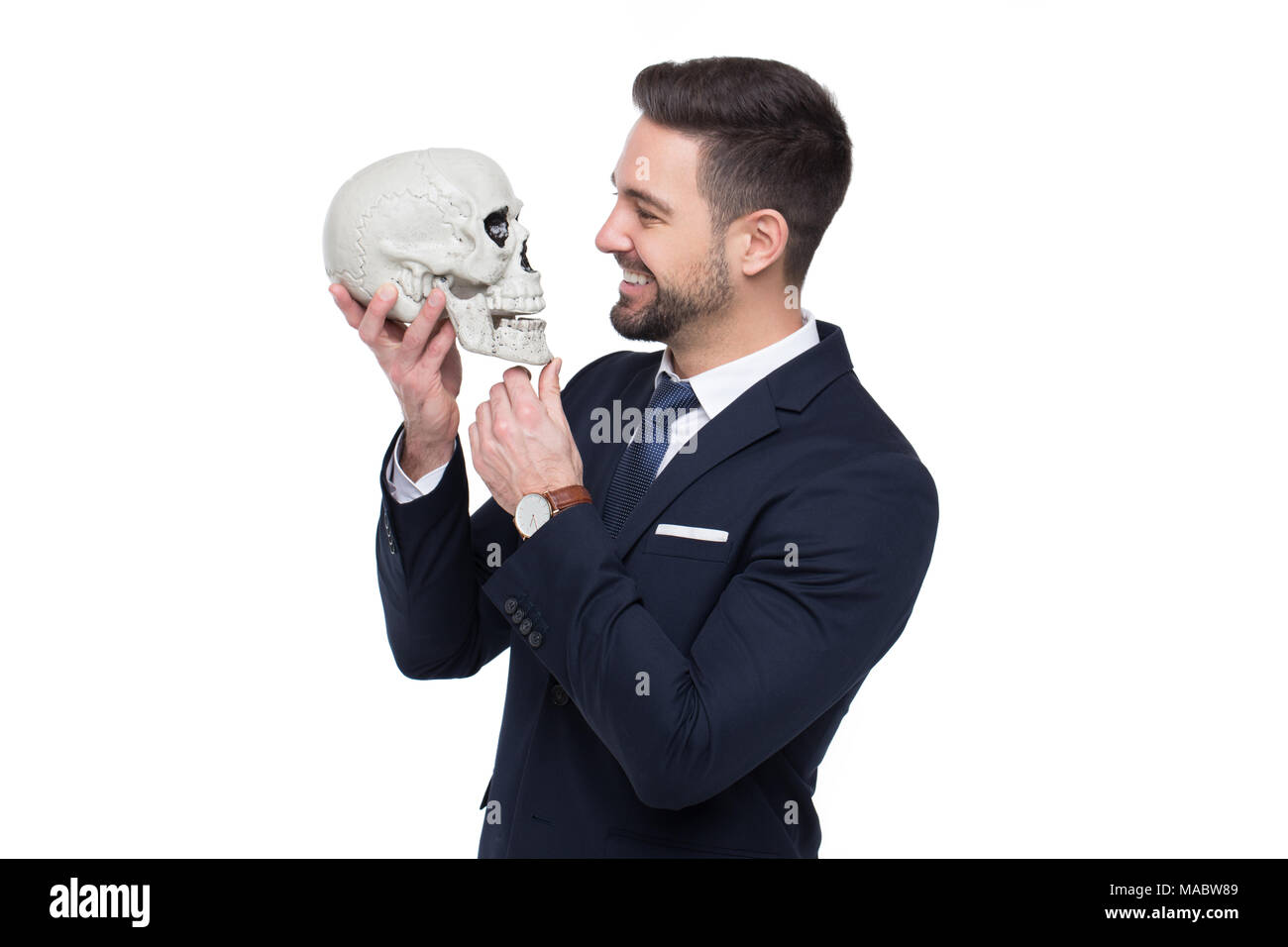 Imprenditore tenendo il cranio e sorriso ritratto, business il concetto di concorrenza, isolato su bianco Foto Stock