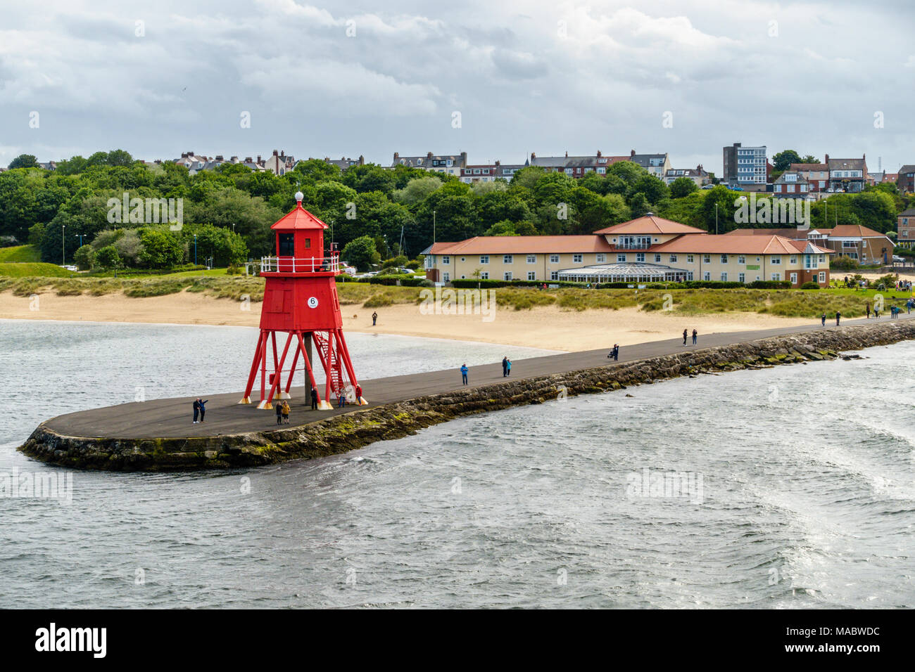 La mandria rosso Groyne faro a South Shields, porto di Tyne, protegge la spedizione di entrare nel fiume Tyne, England, Regno Unito Foto Stock