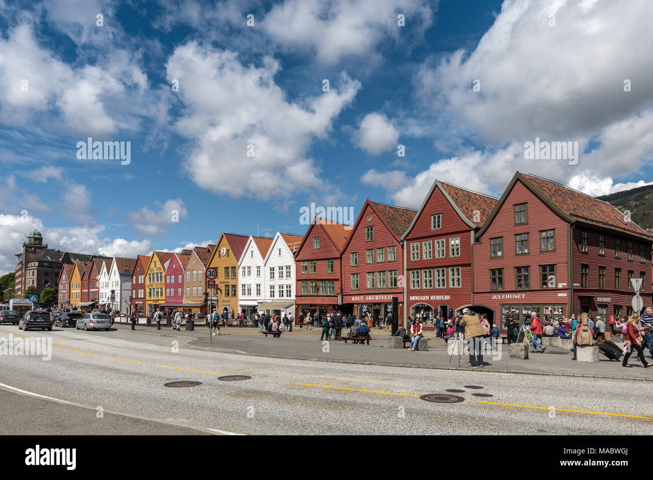 Bergen è molo vecchio distretto, Bryggen, magazzino in legno facciate in Hanseatic stili e colori, Norvegia Foto Stock