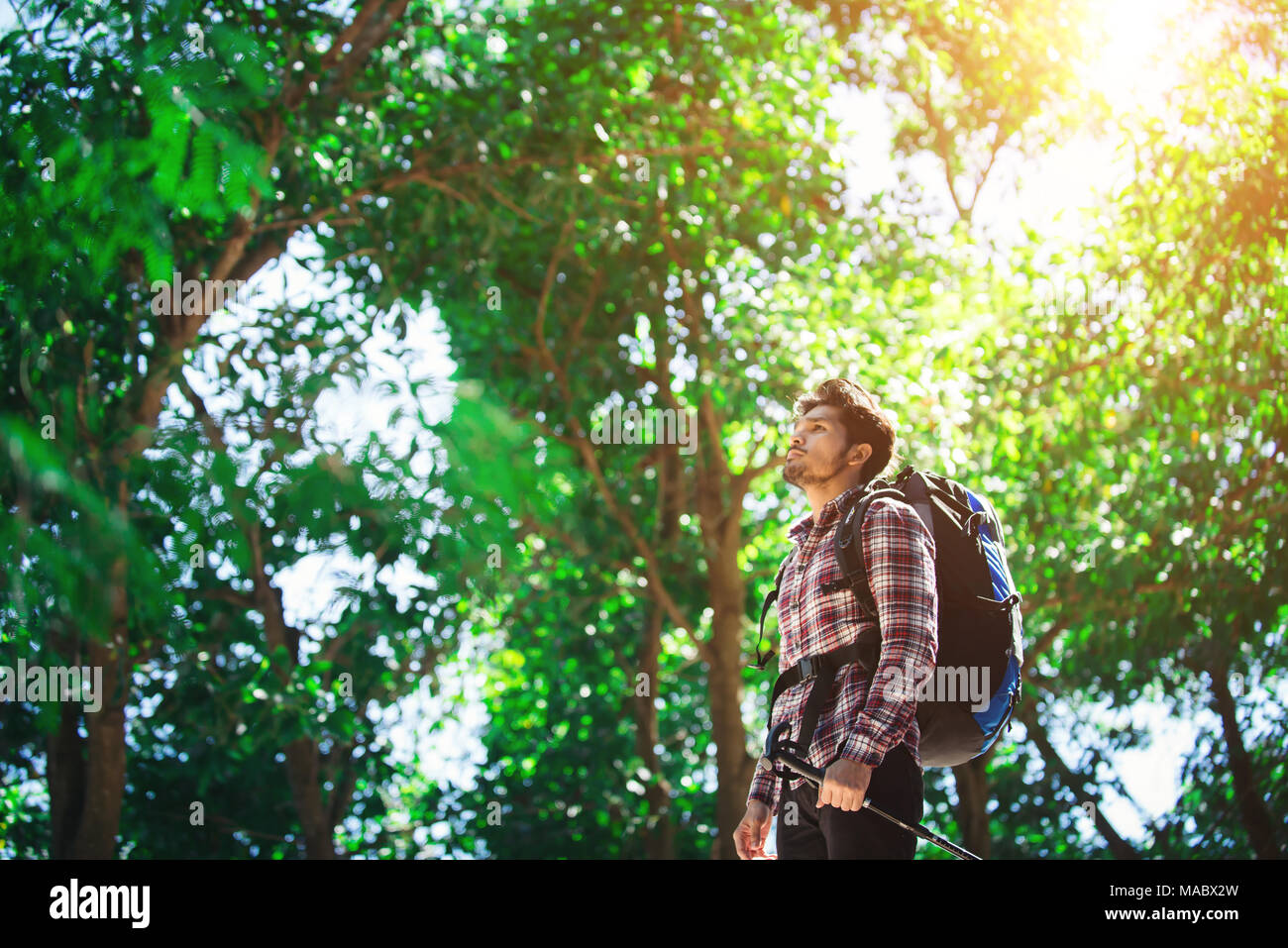 Hipster uomo escursionista azienda poli e guardando lontano. Foto Stock