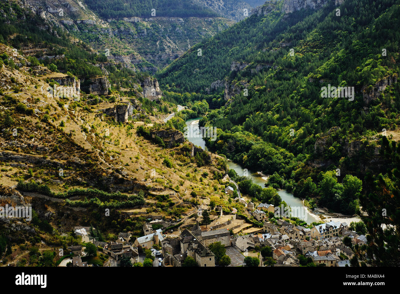 Sainte-Enimie nelle Gorges du Tarn un canyon formato dal Tarn tra il Causse Méjean e il Causse de Sauveterre, nel sud della Francia. Foto Stock