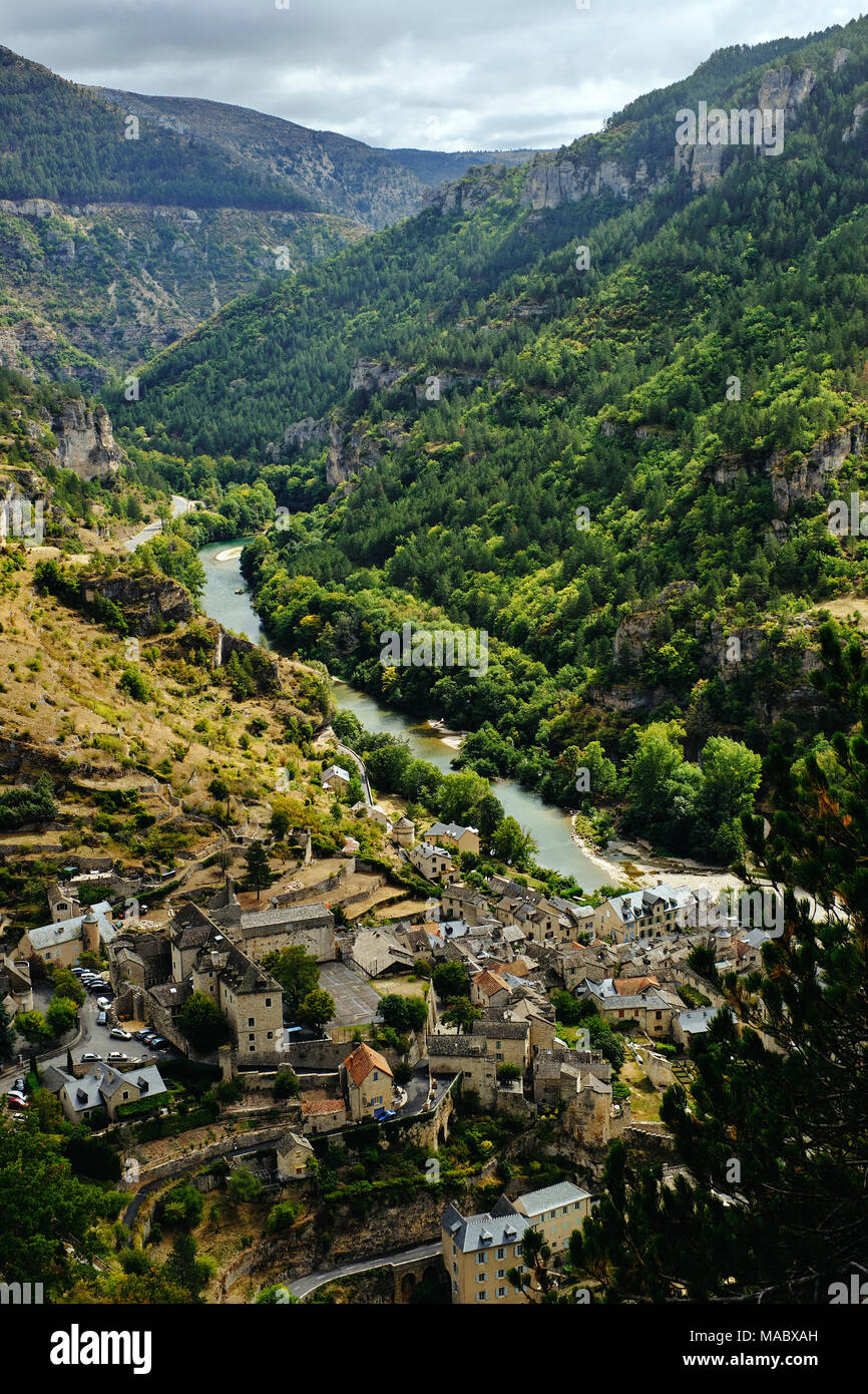 Sainte-Enimie nelle Gorges du Tarn un canyon formato dal Tarn tra il Causse Méjean e il Causse de Sauveterre, nel sud della Francia. Foto Stock