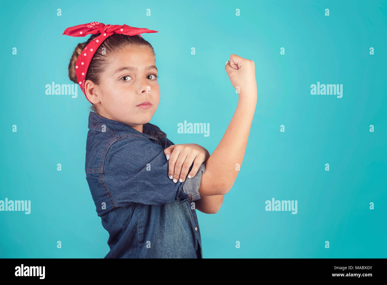 Ragazza femminismo,ragazza mostrando il suo braccio muscoloso Foto Stock