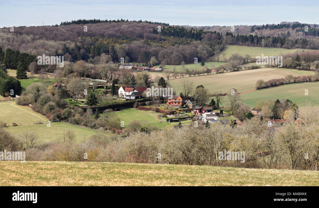 Paesaggio inglese che si affaccia sul borgo di medio Assenden nella Chiltern Hills Foto Stock