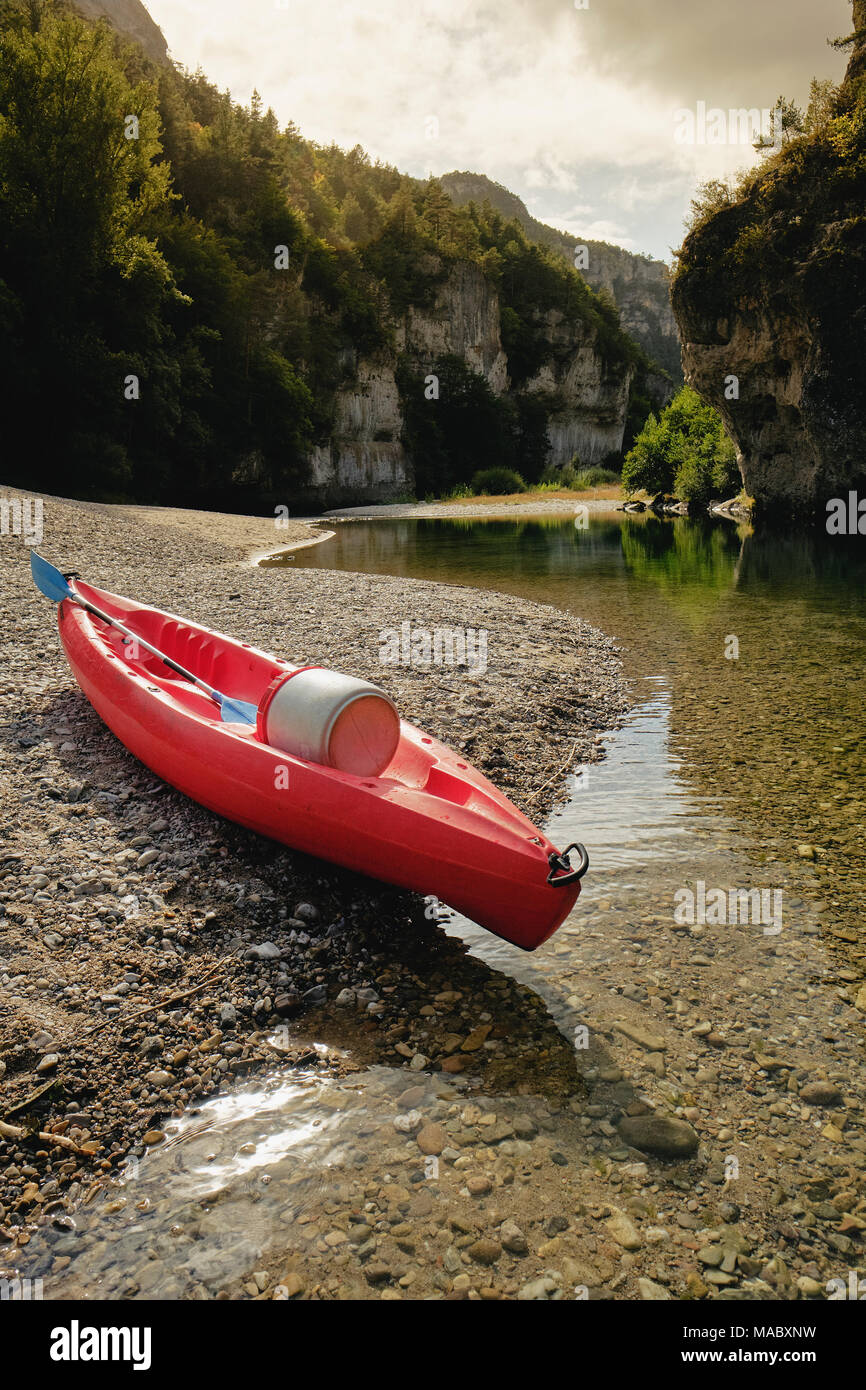 Esplorare le Gorges du Tarn in canoa, in un canyon formato dal fiume Tarn tra il Causse Méjean e il Causse de Sauveterre, nel sud della Francia. Foto Stock