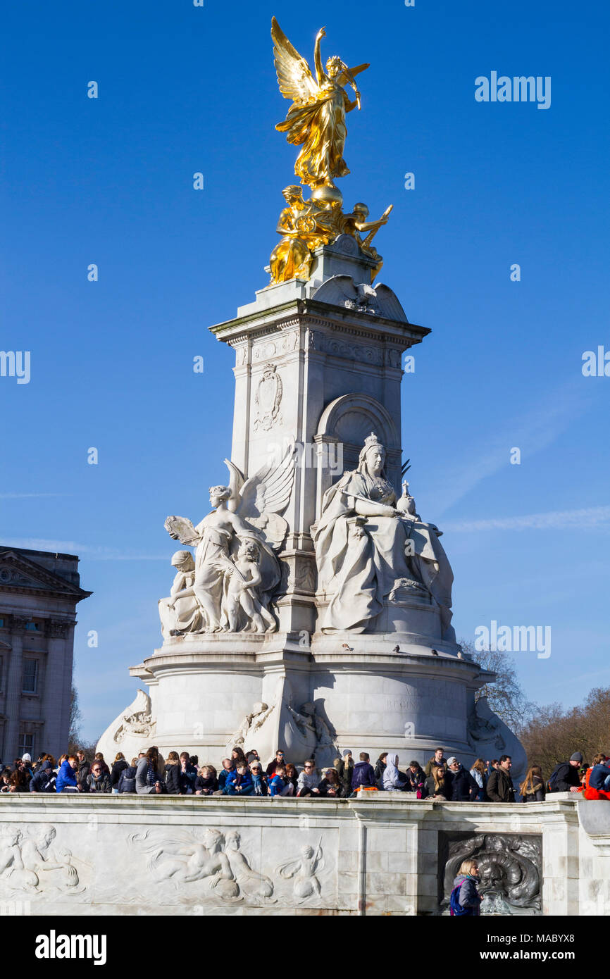 La folla di turisti si sono riuniti presso la Queen Victoria monumento, statua fuori Buckingham Palace di Londra UK London mall statua top mall british royals gran bretagna Foto Stock