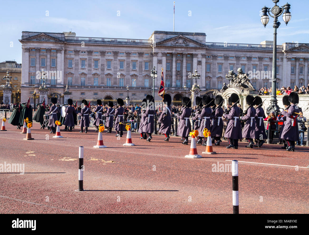 Folle si radunarono a guardare il Queens Guardia, Guardia reale nel loro inverno uniformi, di cambiare la sfilata delle Guardie a Buckingham Palace, London REGNO UNITO regina Foto Stock