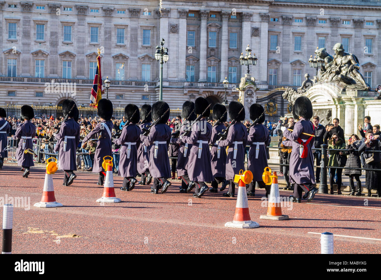 Folle si radunarono a guardare il Queens Guardia, Guardia reale, di cambiare la sfilata delle Guardie a Buckingham Palace, London REGNO UNITO British concetto di cultura la gran bretagna Foto Stock