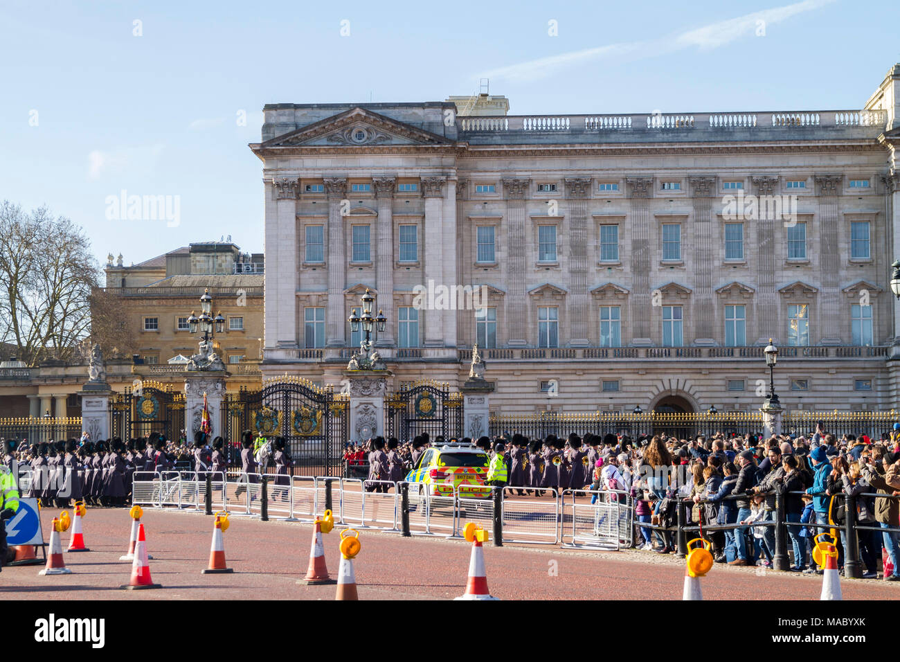 Folle si radunarono a guardare il Queens Guardia, Guardia reale nel loro inverno uniformi, di cambiare la sfilata delle Guardie a Buckingham Palace, London REGNO UNITO Foto Stock