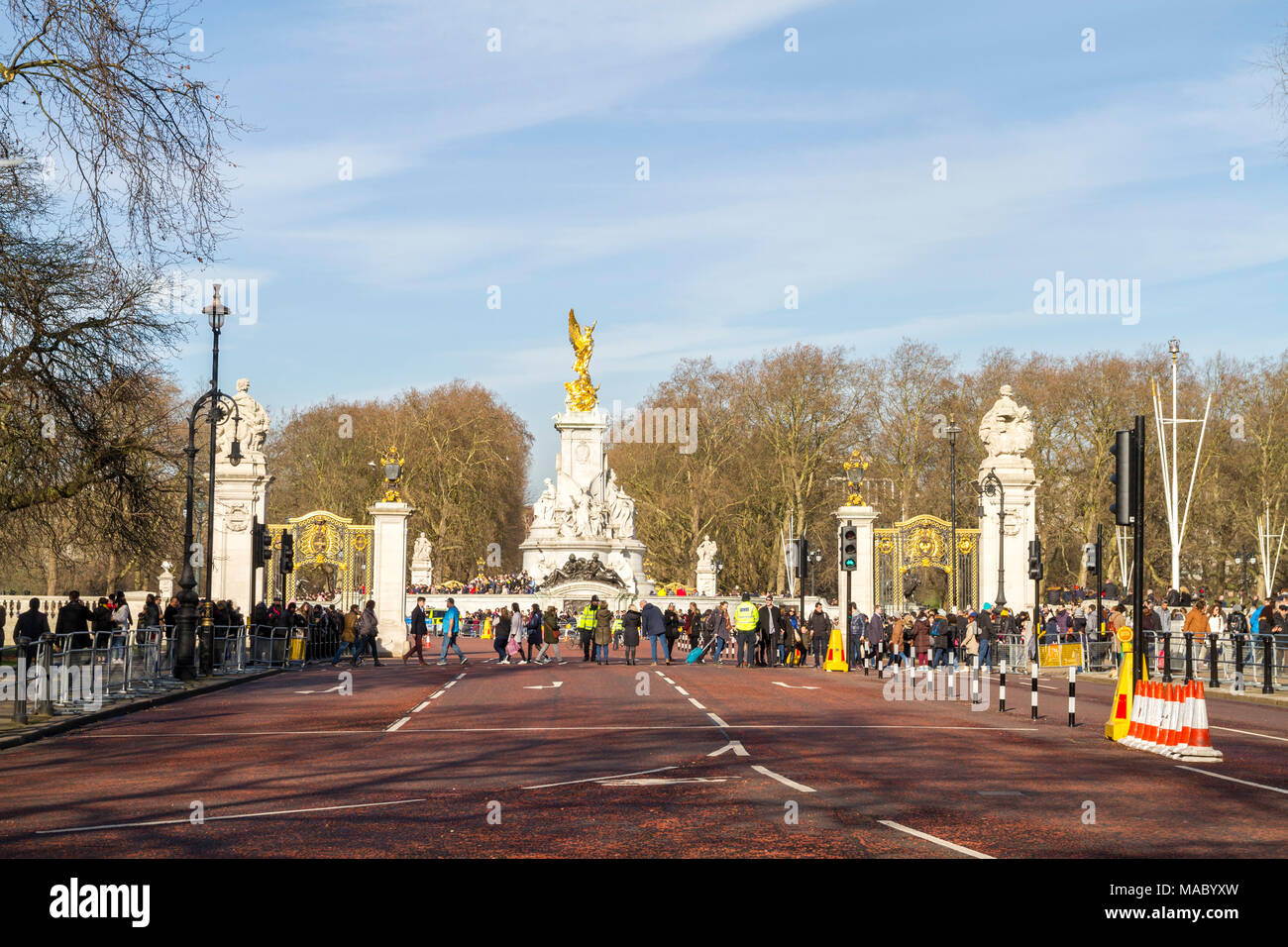 La folla di turisti si sono riuniti presso la Queen Victoria monumento, statua fuori Buckingham Palace, vista dal Mall London REGNO UNITO Foto Stock